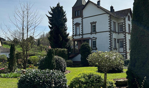 Freistehende Villa mit Sandsteinsäulen - Aussichtsturm und Parkähnlicher Anlage