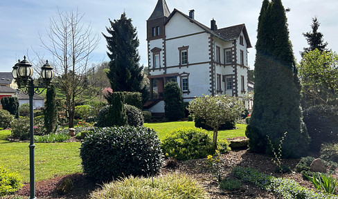 Detached villa with sandstone columns - observation tower and park-like grounds