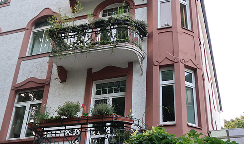 4-room apartment in an old building with 2 balconies in Frankfurt Ostend-Bornheim