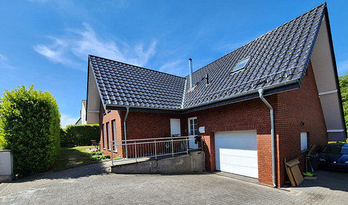 Freistehendes Zweifamilienhaus mit großem Garten in Leopoldshöhe