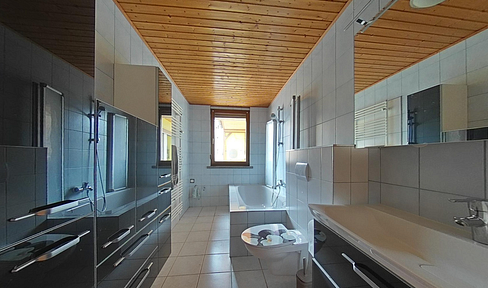 Preiswerte 6-Zi-Maisonette mit Dachterrasse, 3 Bädern, EBK, Kamin, Klimanlage & Einliegerwohnung
