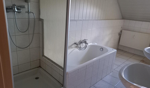 SCHÖNE 4+1-Raum-Wohnung DG, mit EBK, großes Grundstück, Stellplatz