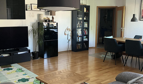 Sunny 4-room apartment with large balcony - great view of the gardens