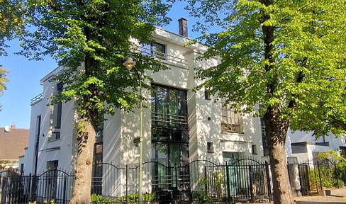 Penthouse with private garden in Düsseldorf, near the forest.