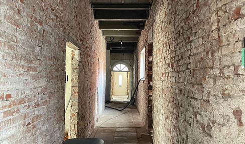 550 m² listed building in need of renovation for FEWO on the North Sea coast