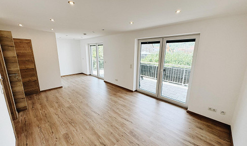 Lichtdurchflutete Wohnung mit Balkon (möbliert)