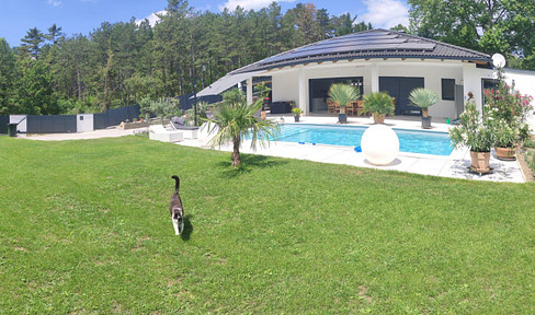 Exclusive bungalow in prime location with pool, sauna & idyllic garden - commission-free!