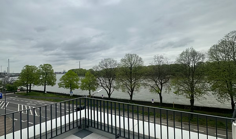 Fantastic 2-room top-floor apartment with a view of the Rhine in Cologne-Niehl