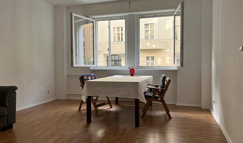 Ready-to-occupy bright 3-room family apartment on the Spreebogen near Tiergarten with communal garden