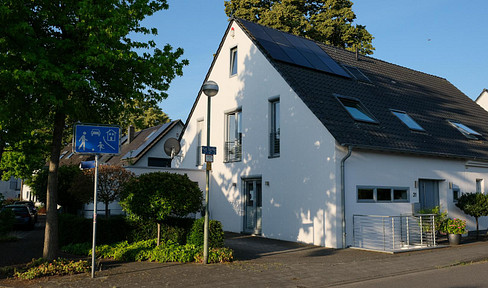 Dream home for families: architect-designed semi-detached house with ideal transport links - from private owner