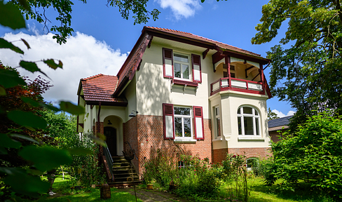 Charming Art Nouveau villa with historic flair, large garden and sauna in Hamburg-Ohlstedt