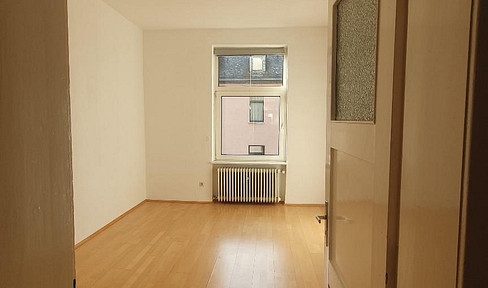 Lichtdurchflutete freie bezugsfertige 3 Zi Altbauwohnung in zentraler Lage