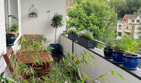 Duissern: Etagenwohnung mit Sonnenbalkon, Wanne und Dusche