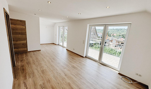 Helle Maisonette Wohnung mit Balkon (möbliert)