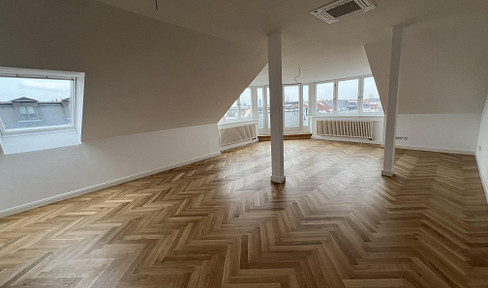 High-quality, newly renovated 2-room attic apartment with air conditioning & balcony