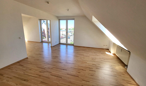 5-room top floor apartment in Schkeuditz for rent - suitable for shared flat!