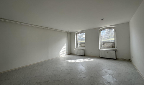 Free of commission in the basement! Well-kept commercial premises for practice, physio, office etc