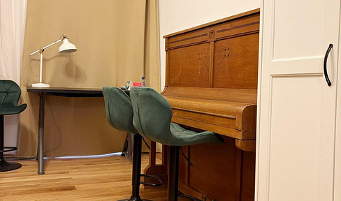 JULI-OKTOBER: Möblierte & Renovierte 1,5-Zimmer-Wohnung mit Klavier, fußläufig zum Zentrum