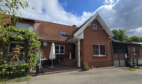 Charmantes Reihenhaus mit Doppelgarage und Carport