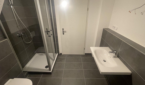 zentrale 5-Zimmer - modernisiert mit Balkon & Küche