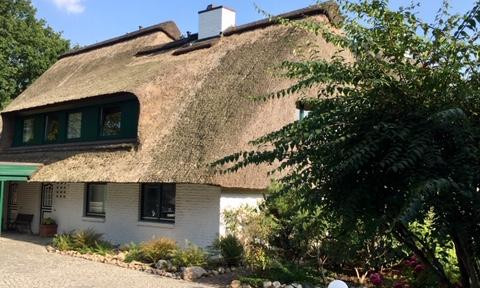 Hamburg/ Suburban living under thatch after complete renovation!