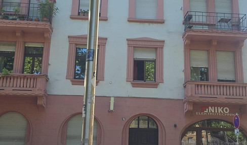 Located on Herschelplatz: A beautifully maintained 2.5-room apartment on the top floor.