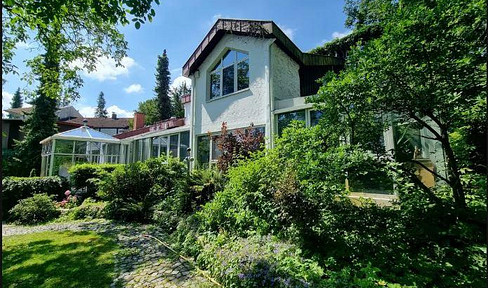 Spacious villa on the edge of the forest with adjoining building land