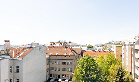 Loft-like top floor apartment with west-facing terrace & far-reaching views in a central yet completely quiet courtyard location