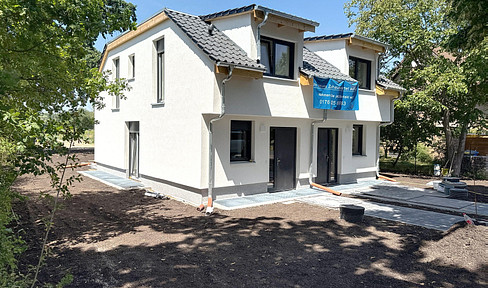 Newly built semi-detached house in Berlin-Falkenberg -For families &couples