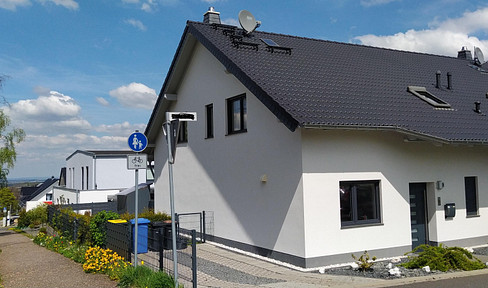 Moderne Doppelhaushälfte mit Panoramablick in Kommern | Energieklasse A | Provisionsfrei