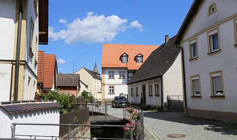 Top floor apartment with garden in a listed building in Hallstadt