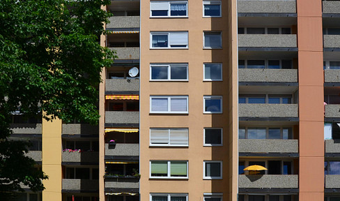 Vacant 3-room apartment with balcony in need of renovation, commission-free