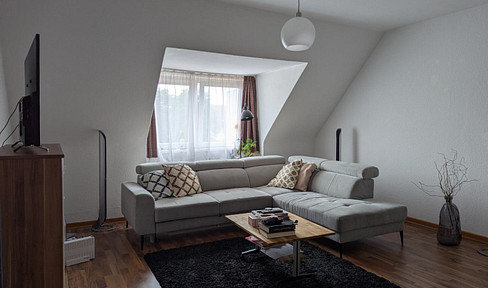 Cozy 2.5-room attic apartment with EBK in a central location - available from 01.08.