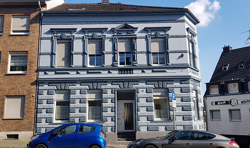 2 room apartment in the heart of the old town with terrace and fitted kitchen
