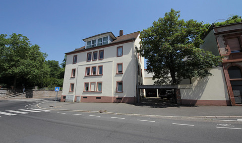 Schöne Altbauwohnung mit eingerichteter Küche, Wintergarten und großem Balkon zu vermieten!