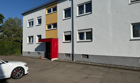 Central and bright 3-room first floor apartment with parking space and cellar in top location for sale
