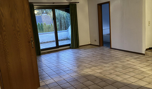 Light-flooded apartment for rent in two-family house with large balcony in prime Krefeld location