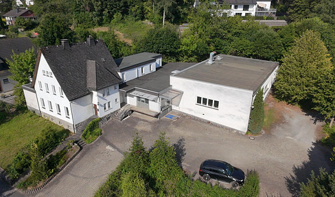 Living & working: EFH with 760 m² hall space on a large plot in Sundern