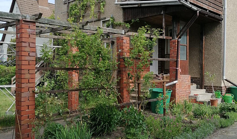 Grundstück mit Haus zu verkaufen
