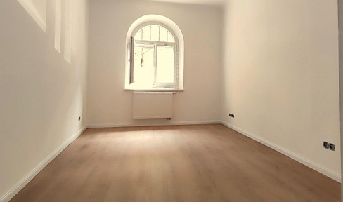 First occupancy in renovated listed apartment, 2 rooms, balcony
