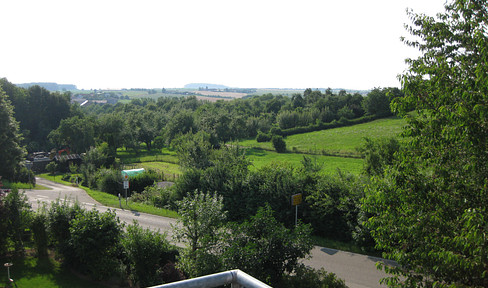 Bright, friendly, quiet location. 2.5 rooms with EBK, parquet flooring, underfloor heating