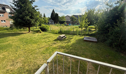 nice bright 3-room apartment, kitchen, hallway, bath incl. use of garden