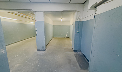 Spacious central storage unit with parking space