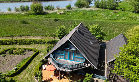 Ökologisch gebautes Holzhaus mit großem Nebengebäude