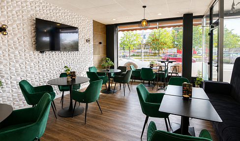 Cafe premises in a central location, with storage/office space and a garage/close to the main train station.