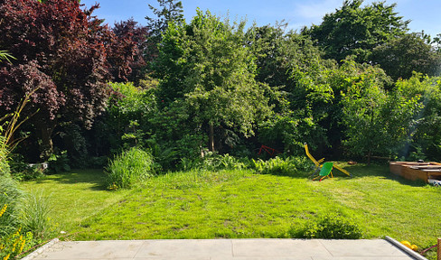 Modern family happiness near Botanical Garden/Nienstedten border