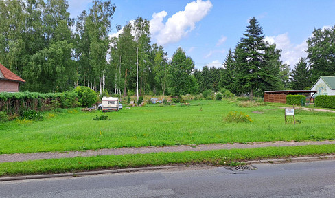 Divisible, developed building plot (2 detached houses) with positive preliminary building application near Fleesensee in the village center