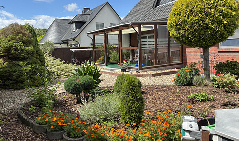 Spacious detached house with garden