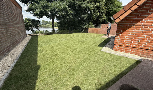 Luxury vacation oasis on the lakeshore - completely renovated dream home with lake view in Rhauderfehn!