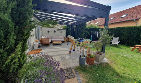 FROM PRIVATE: Bright 5-room terraced house with dream garden in Mainz-Ebersheim